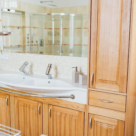 Executive 2-bdrm Apartment