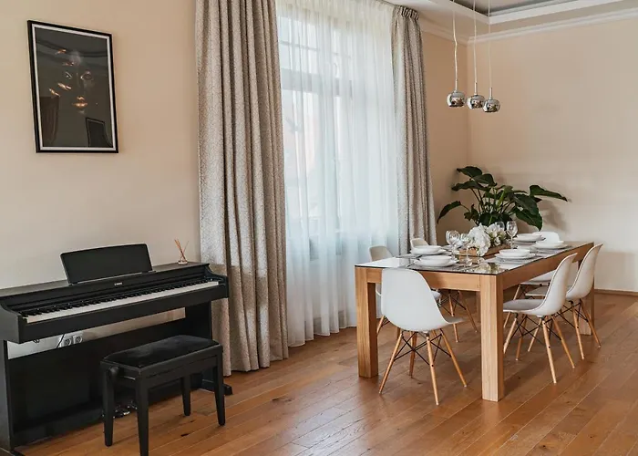 Executive 2-bdrm דירה *